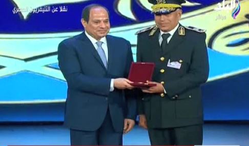 لحظة من تكريم الرئيس السيسي لضباط الشرطة
