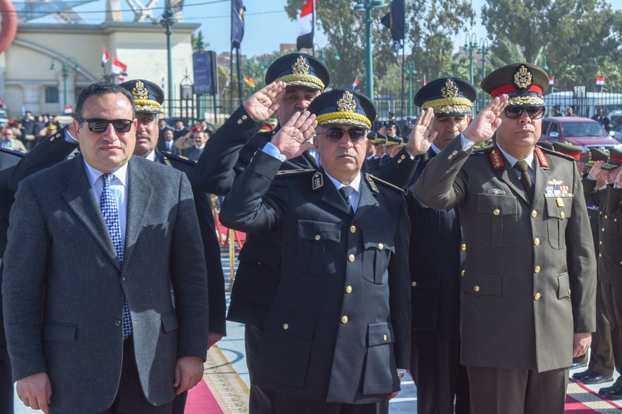 محافظ الإسكندرية يضع إكليل الزهور على النصب التذكاري محافظ الإسكندرية يضع إكليل الزهور على النصب التذكاري