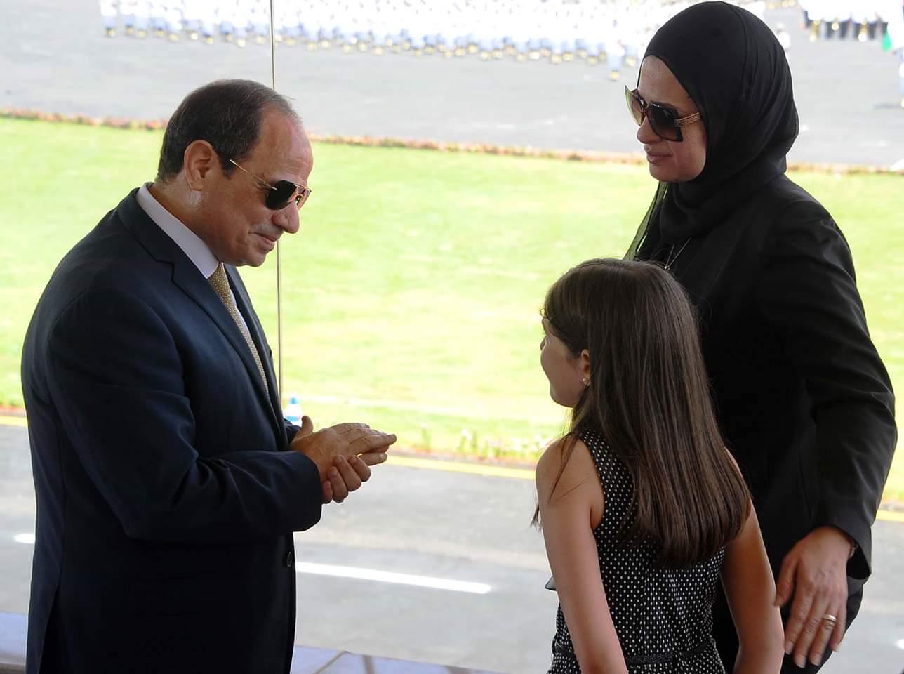 أسرة الشهيد مع الرئيس السيسي أسرة الشهيد مع الرئيس السيسي