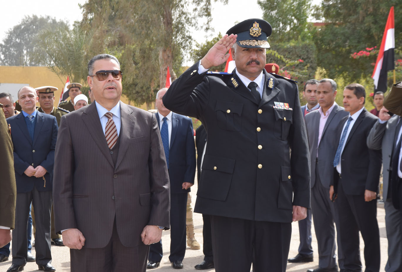 محافظ بني سويف يضع إكليل الزهور على النصب التذكاري 