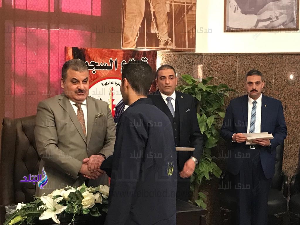 مساعد وزير الداخلية يكرم المتفوقين دراسيا من نزلاء السجون مساعد وزير الداخلية يكرم المتفوقين دراسيا من نزلاء السجون