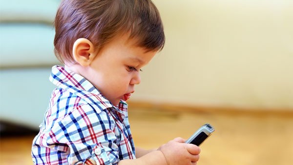 أضرار كارثية تصيب طفلك عند استخدام الموبايل