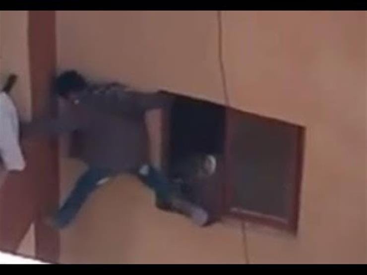 طفل البلكونة 