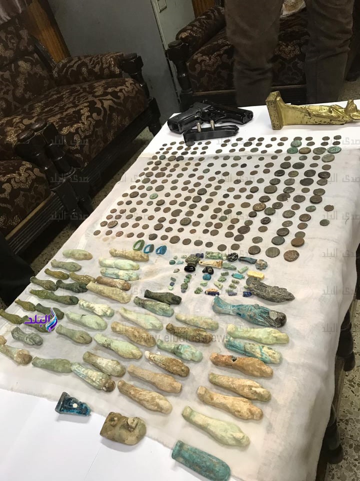 ضبط موظفان بالمنيا بحوزتهما 336 قطعة أثرية 