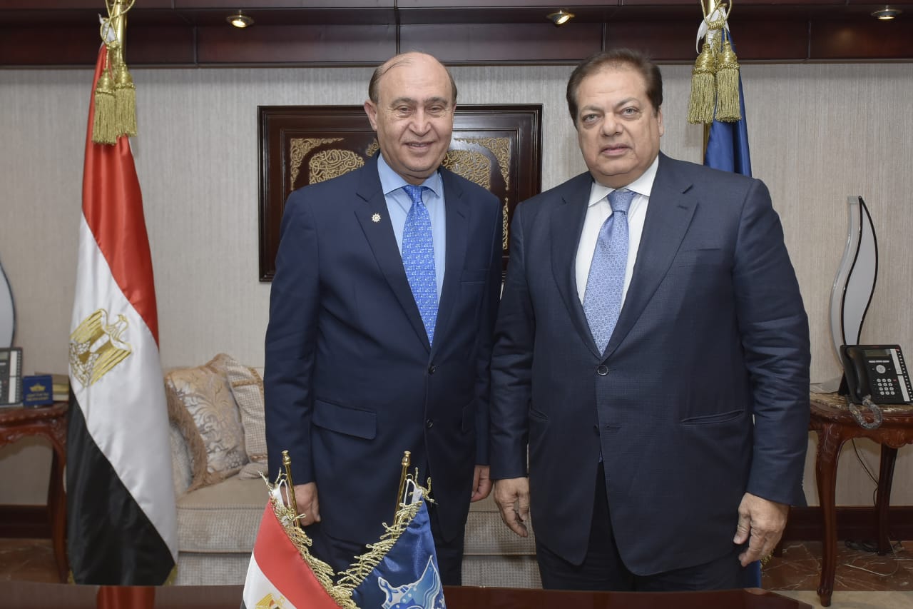 الفريق مهاب مميش ورجل الأعمال محمد أبو العينين