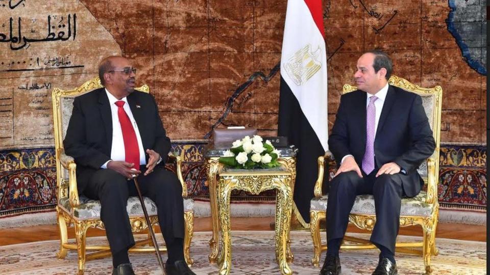 الرئيس السيسي ونظيره عمر البشير 