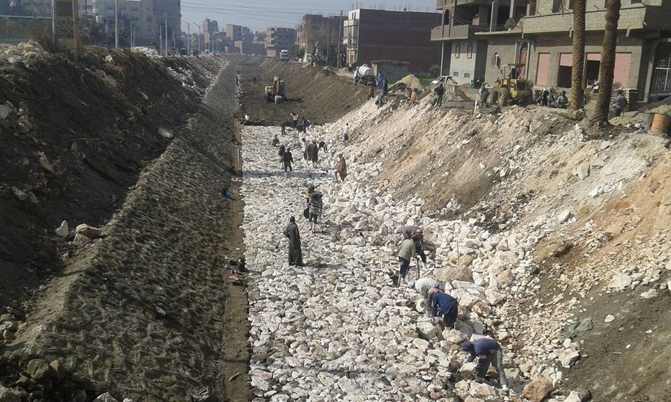 أعمال تبطين وتدبيش ترعة القوصية