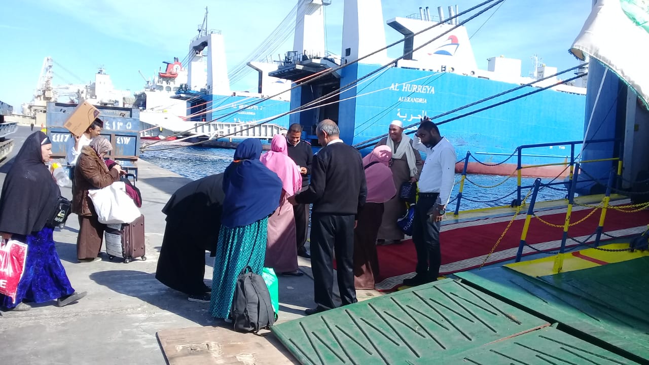 تداول 470 شاحنة بضائع و51 سيارة بمواني البحر الاحمر