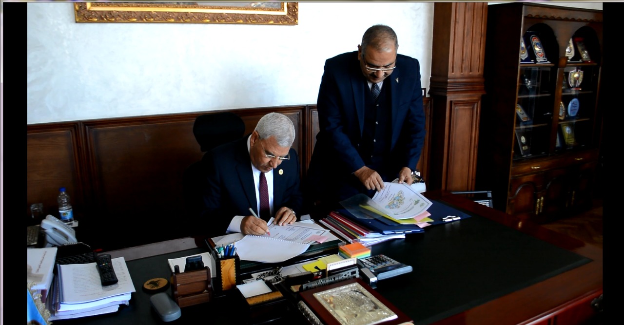 محافظ مطروح يعتمد نتيجة الدور االاول للشهادة الإعدادية محافظ مطروح يعتمد نتيجة الدور االاول للشهادة الإعدادية