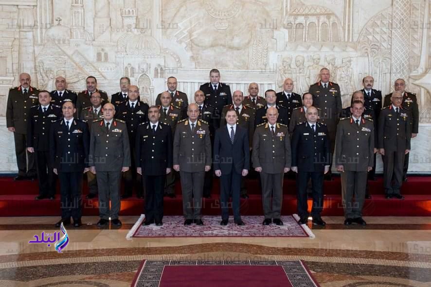 وزير الدفاع ورئيس الاركان يهنأن وزير الداخلية بعيد الشرطة
