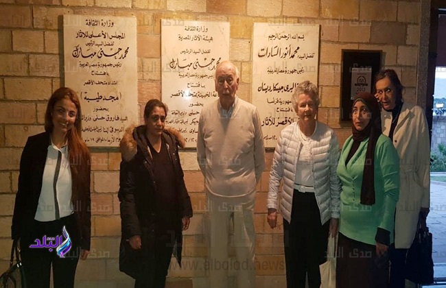 الرئيس الفرنسي السابق بين أحضان معابد الأقصر