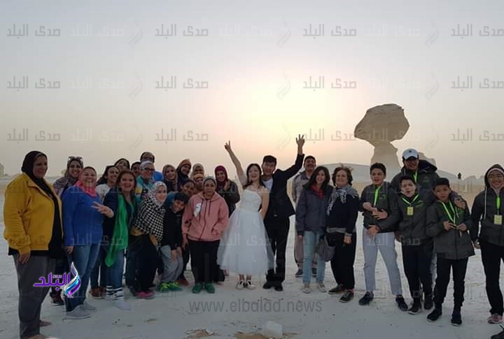 صينيين يقيمان عرسهما في الصحراء البيضاء بالوادي الجديد