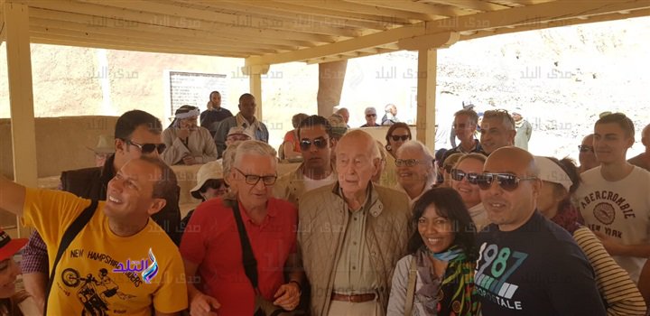 شاهد .. الرئيس الفرنسي السابق يلتقط سيلفي بجوار معبد الاقصر