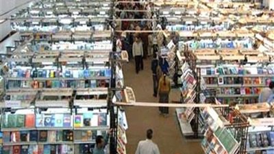 إقبال كثيف من العائلات على معرض القاهرة للكتاب اليوم الجمعة إقبال كثيف من العائلات على معرض القاهرة للكتاب اليوم الجمعة
