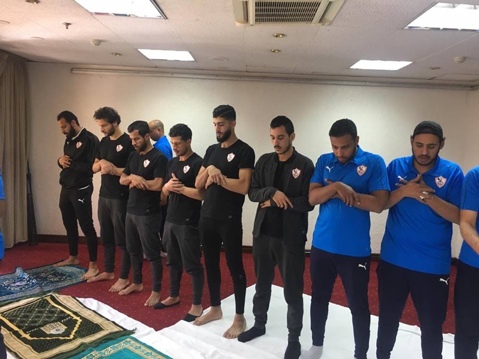 لاعبو الزمالك يؤدون صلاة الجمعة بفندق الإقامة