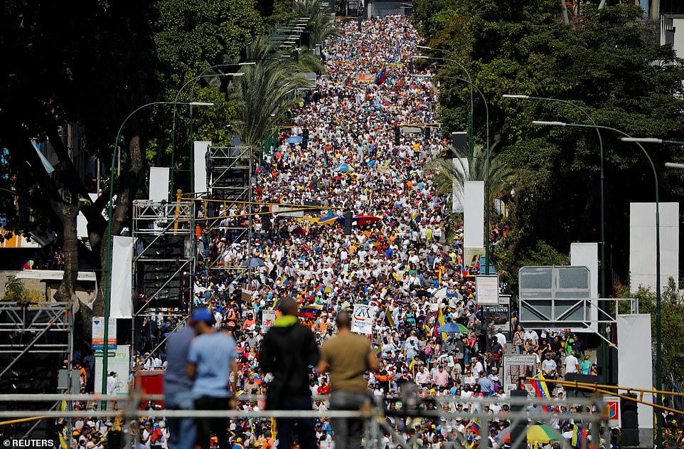 مظاهرات ضخمة تطالب مادورو بالتنحى