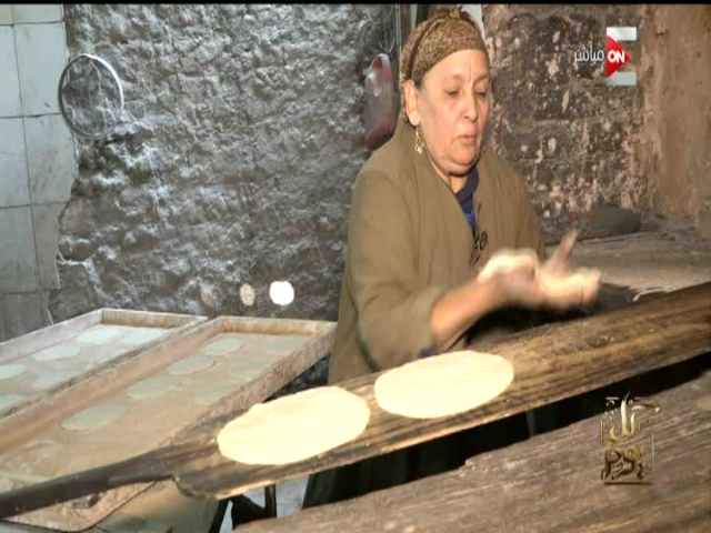 جانب من عمل السيدة داخل فرن العيش 