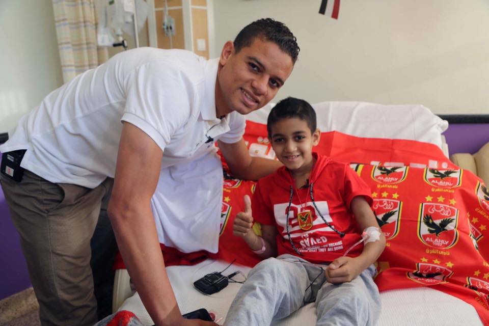 لاعب الأهلي سعد سمير في زيارة سابقة لمستشفى 57357- أرشيفية