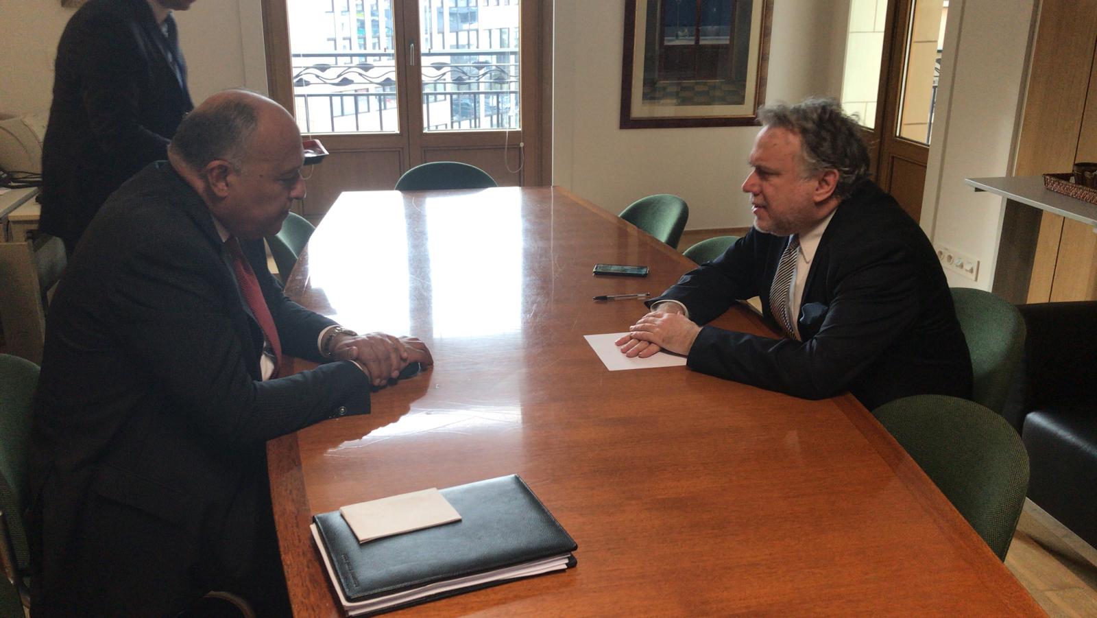 سامح شكري مع وزير اليونان