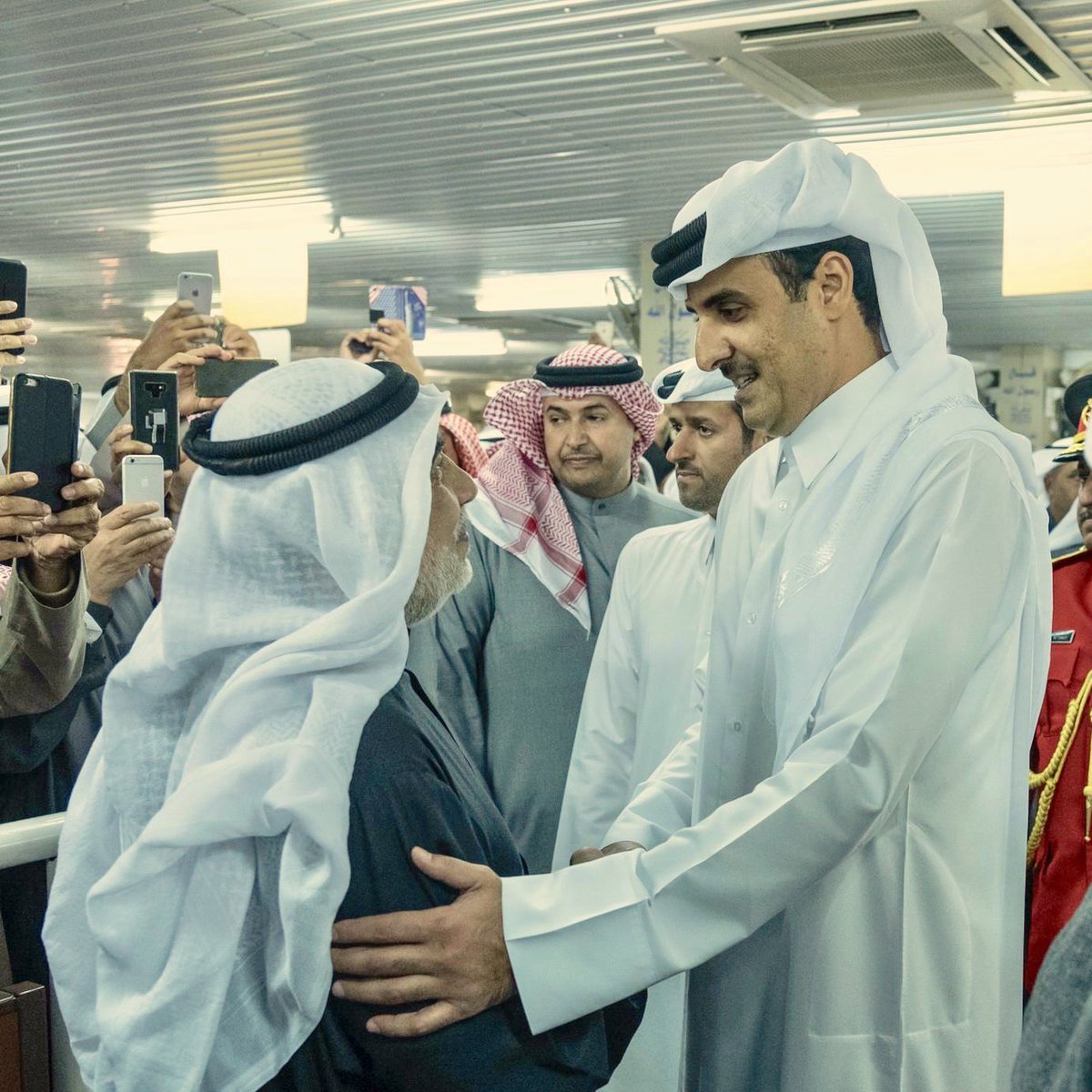 تميم يعزي في وفاة أحمد المسفر الداعم للدوحة