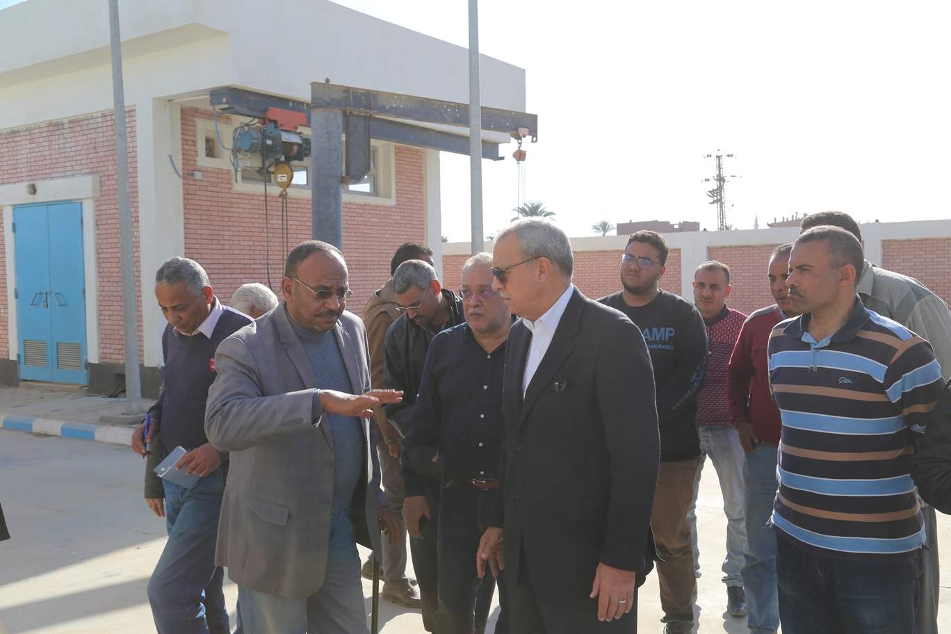 محافظ قنا يتفقد مشروعات مياه الشرب والصرف الصحى بمدينة دشنا