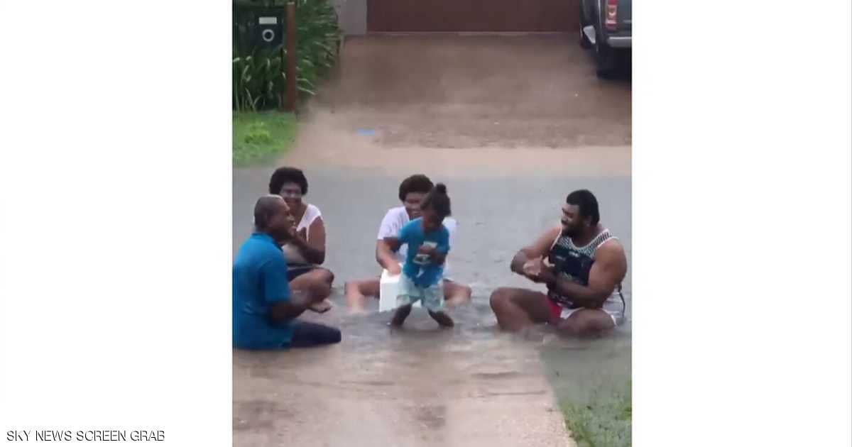 عائلة أسترالية تتحدى محنة الفيضانات بالرقص والغناء عائلة أسترالية تتحدى محنة الفيضانات بالرقص والغناء