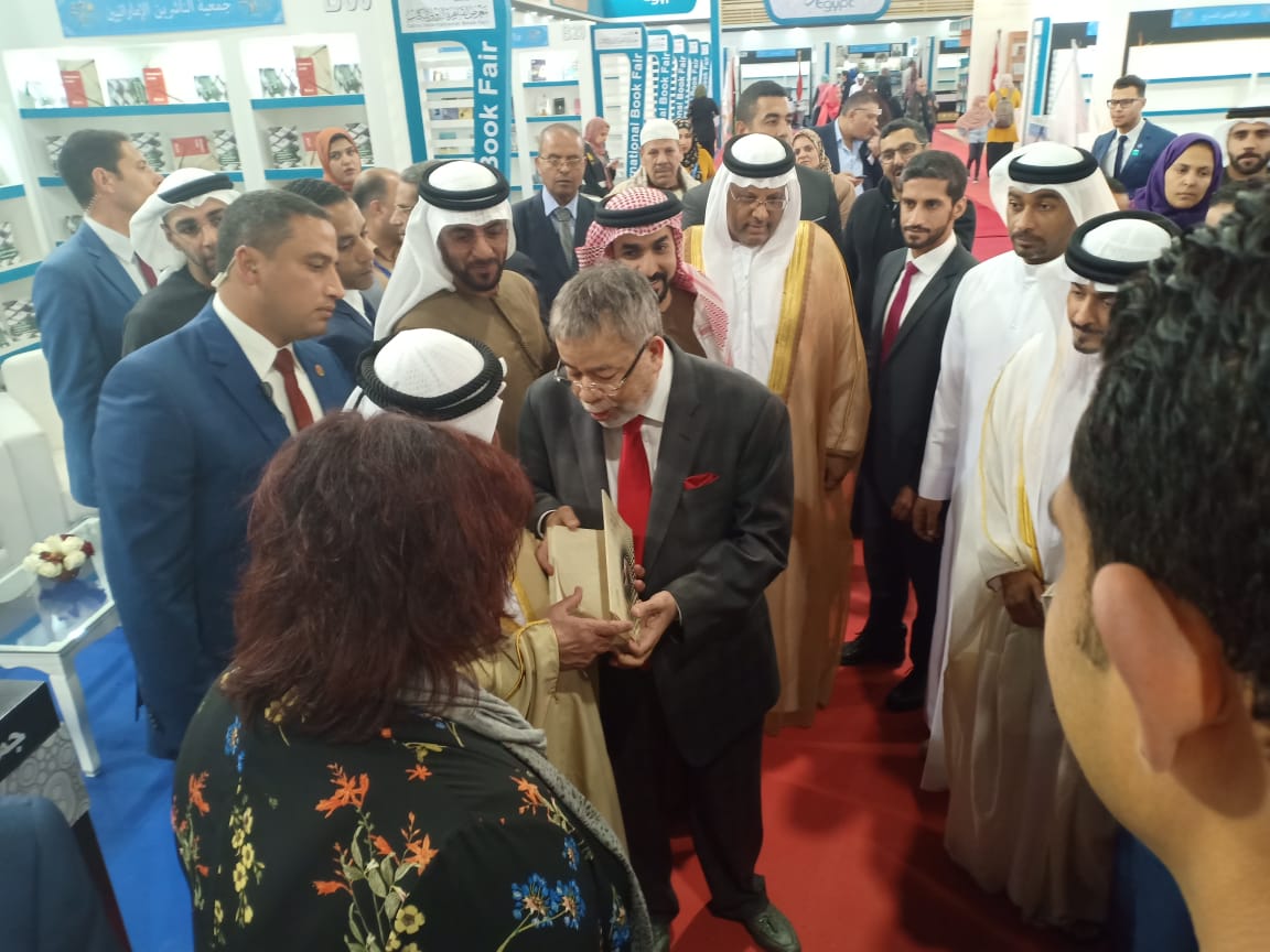 جناح حامعة الدول العربية يهدى حاكم الشارقة  كتاب 