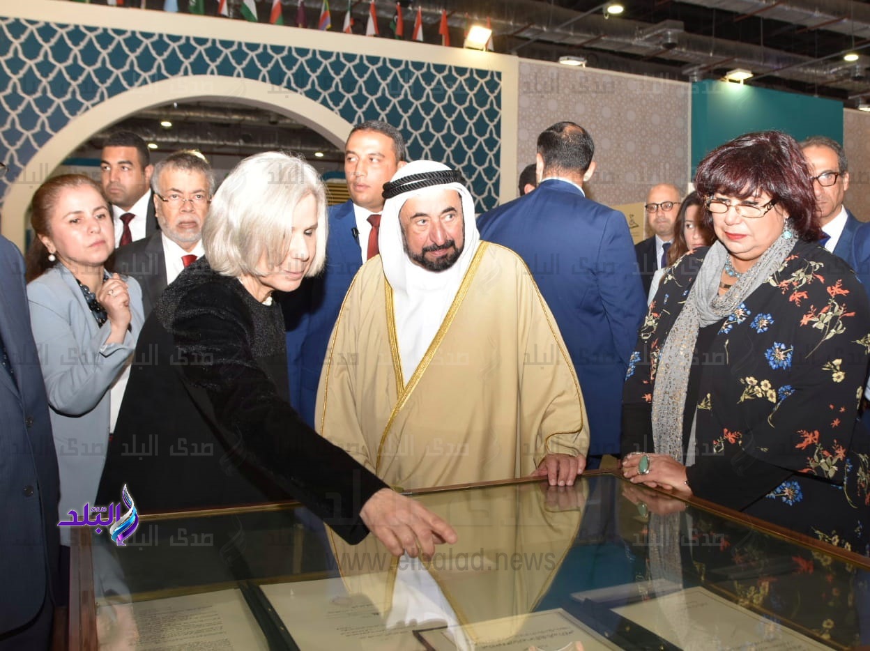 وزير الثقافة تصطحب حاكم الشارقة في جولة بمعرض الكتاب