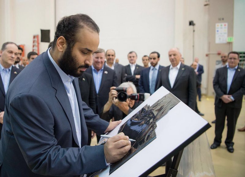 ولي العهد السعودي يوقع على آخر قطعة من القمر السعودي للاتصال ولي العهد السعودي يوقع على آخر قطعة من القمر السعودي للاتصال