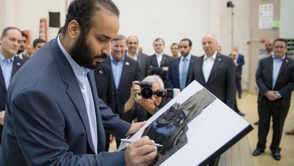ولي العهد السعودي يوقع على آخر قطعة من القمر السعودي للاتصال ولي العهد السعودي يوقع على آخر قطعة من القمر السعودي للاتصال