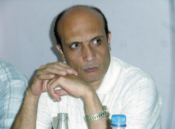 الروائي المصري عادل عصمت الروائي المصري عادل عصمت