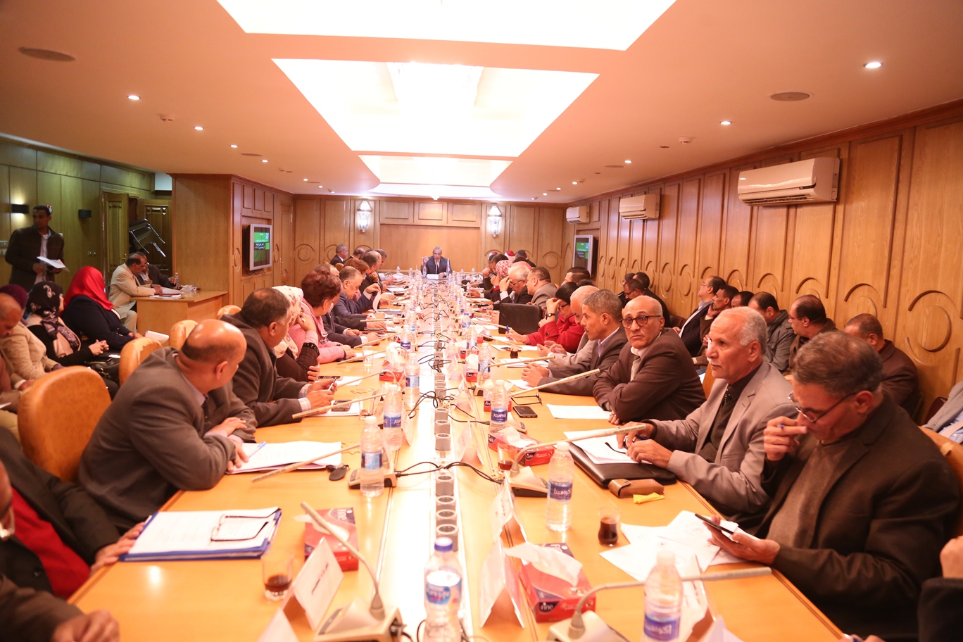 محافظ قنا يستعرض منظومة استرداد أراضي الدولة 