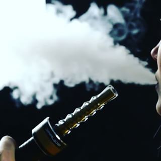 أرشيفية- سيدة تدخن الشيشة
