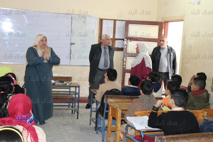 وكيل تعليم البحيرة يتابع انتظام الدراسة وتسليم الكتب