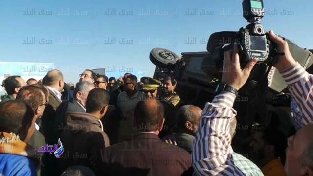 رئيس الوزراء يوقف موكبه للاطمئنان على مصابي حادث 