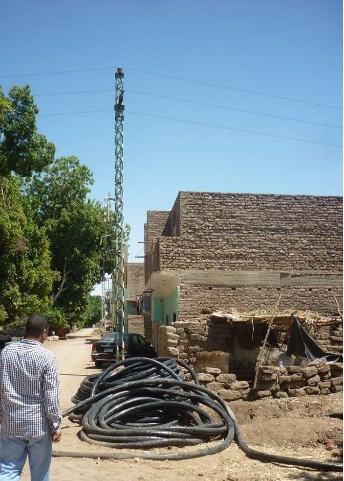 رفع اسلاك الضغط العالى اعلى 20 منزل بجنوب الاقصر