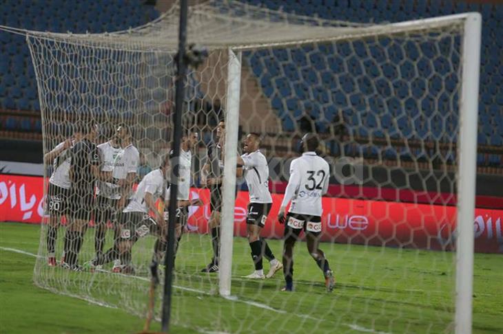 لاعبو الحرس أثناء الاعتراض على السندبيسى لاعبو الحرس أثناء الاعتراض على السندبيسى