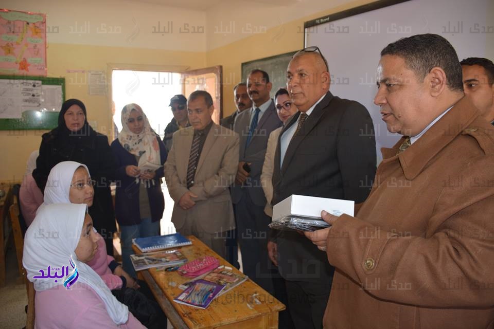 توزيع 2337 جهاز تابلت على طلاب الثانوية بالوادى الجديد