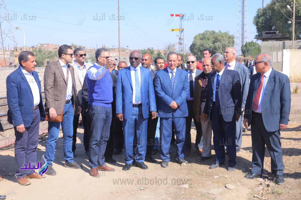 وزيرى النقل المصرى والسودانى فى زيارتهم لمحطة السد العالى وزيرى النقل المصرى والسودانى فى زيارتهم لمحطة السد العالى