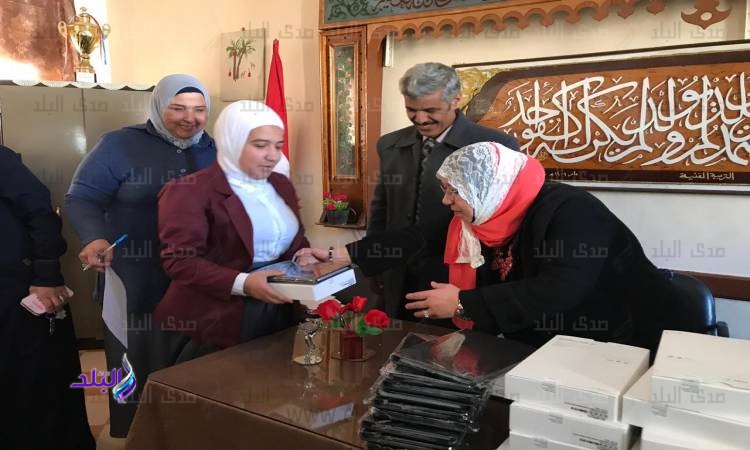 توزيع 526 جهاز تابلت علي طلاب شمال سيناء توزيع 526 جهاز تابلت علي طلاب شمال سيناء