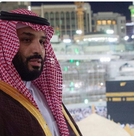 الأمير محمد بن سلمان عند الكعبة 
