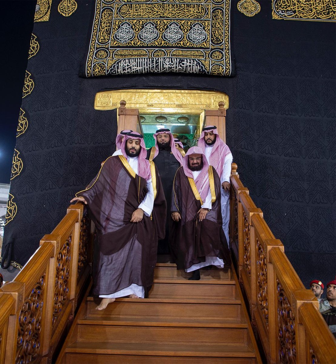 الأمير بن سلمان عند الكعبة المشرفة الأمير بن سلمان عند الكعبة المشرفة