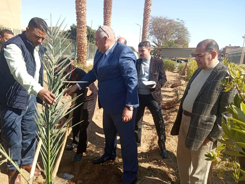 الزملوط :بدء تنفيذ 25 قرار جمهوري لتنمية الوادي الجديد الزملوط :بدء تنفيذ 25 قرار جمهوري لتنمية الوادي الجديد