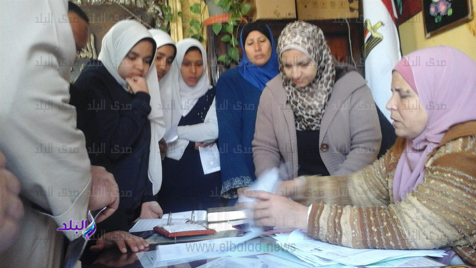 توافد أولياء أمور الصف الاول الثانوي لاستيفاء أوراق التابلت