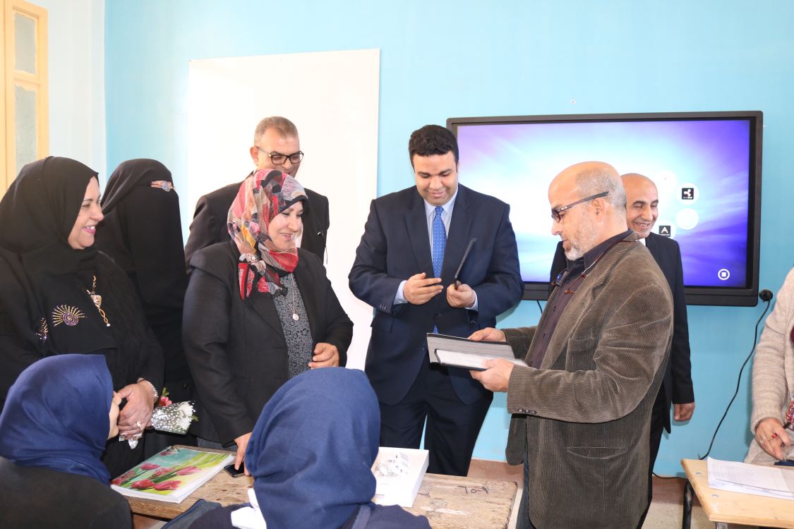 نائب محافظ السويس يشهد توزيع أجهزة التابلت على طلاب الثانوية