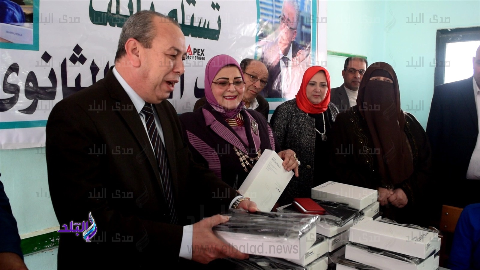 محافظ كفرالشيخ يوزع أجهزة تابلت على طلاب الثانوية العامة.