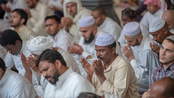  هل يجوز أن أنهى مُصليًا عَن الكلام أثناء الخُطبة