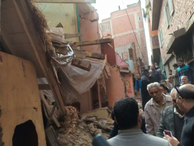 إخلاء منزلين مجاورين للمنزل المنهار في شبين القناطر إخلاء منزلين مجاورين للمنزل المنهار في شبين القناطر