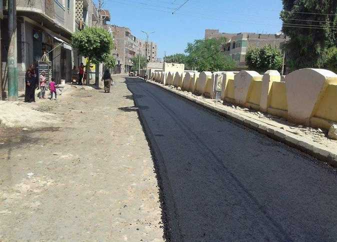 محافظ كفر الشيخ يوقف مستحقات مقاول ويلزمه بإصلاح عيوب الرصف