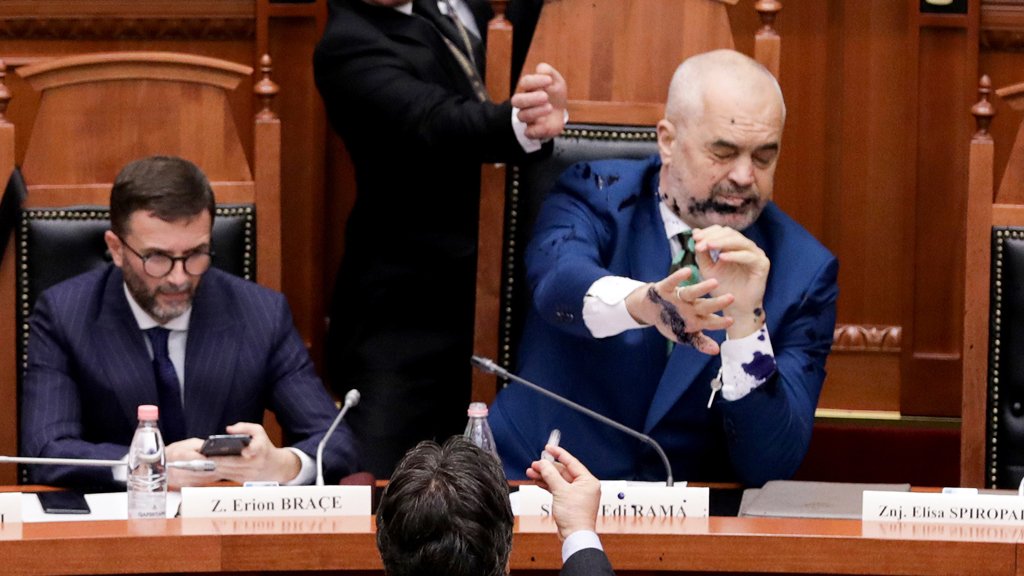 رش رئيس وزراء ألبانيا بالحبر 